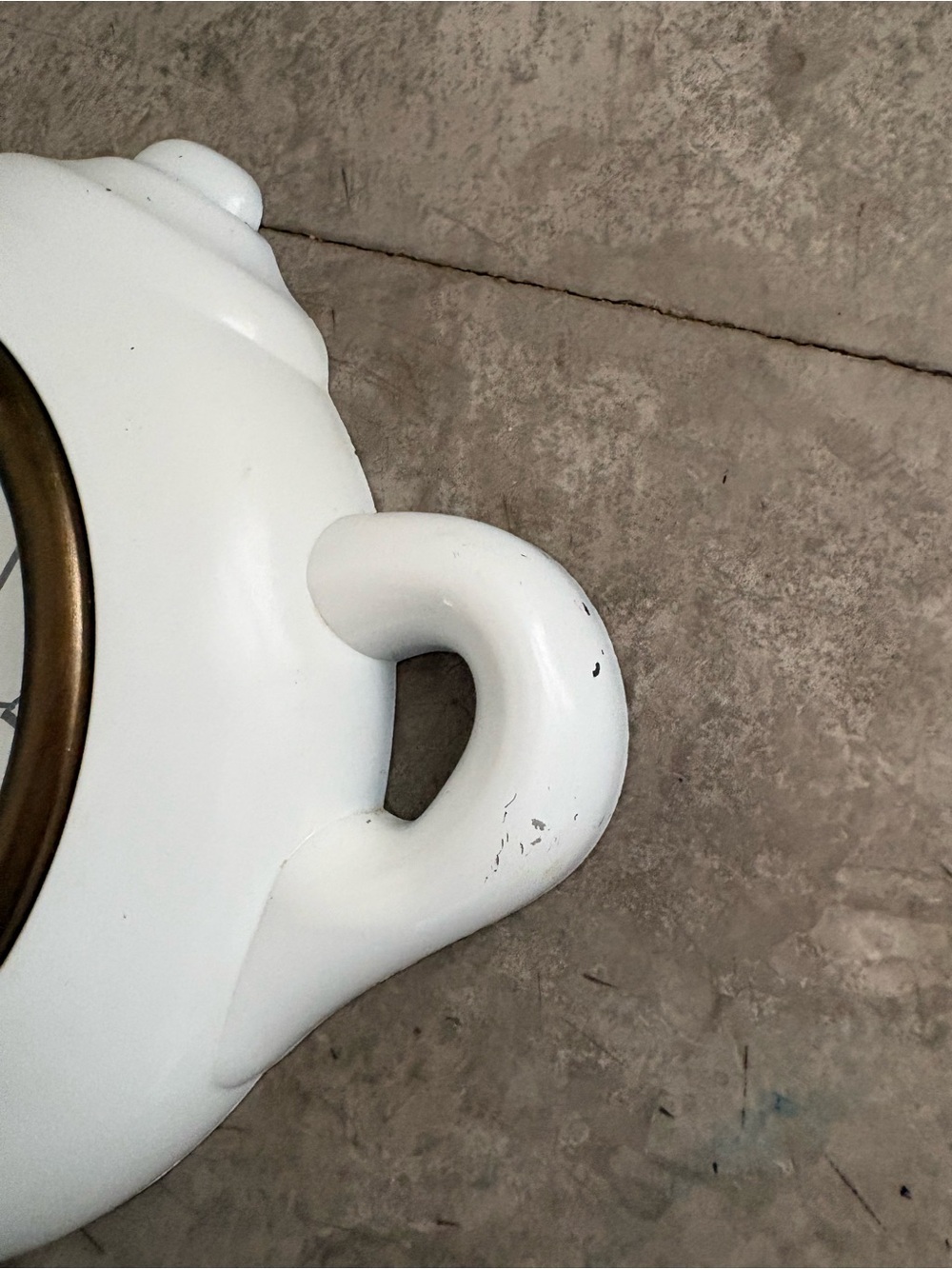 vintage teapot clock styled with a glossy white finish to look like ceramic. - Picture 4 of 10